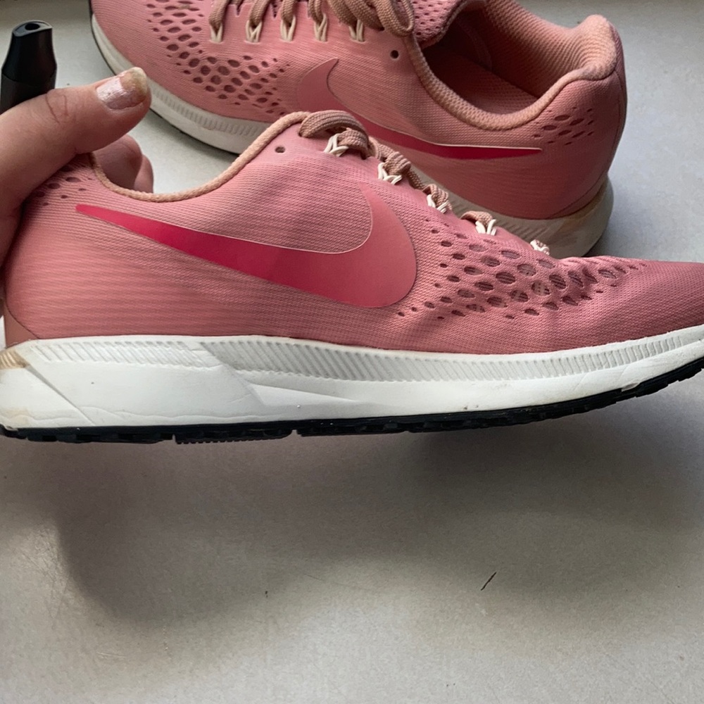Women’s size 9 pink NIKE Pegasus shoes.